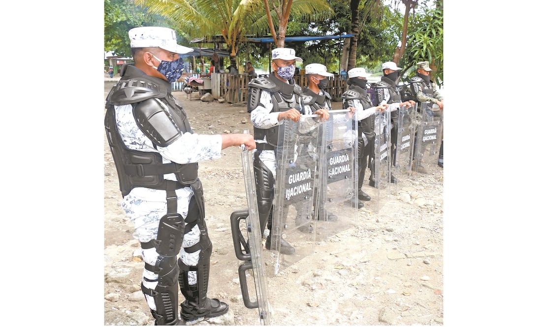 Los efectivos de la GN portaron chalecos y escudos antimotines. Foto: María de Jesús Peters. EL UNIVERSAL