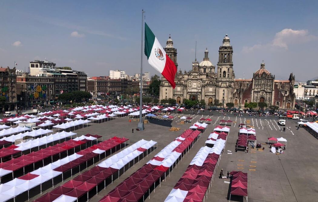Romería de fin de año llega al Zócalo; instalan mil carpas de artesanas y artesanos. Foto: Diego Simón