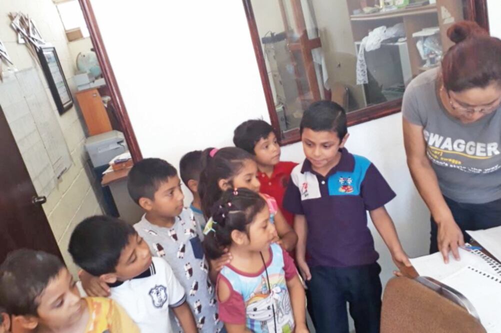 Maestros y alumnos están muy contentos con la repercusión que ha tenido el interés del maestro Francisco Montelongo en incentivar la educación. Foto: R. IVÁN AGUILAR. EL UNIVERSAL