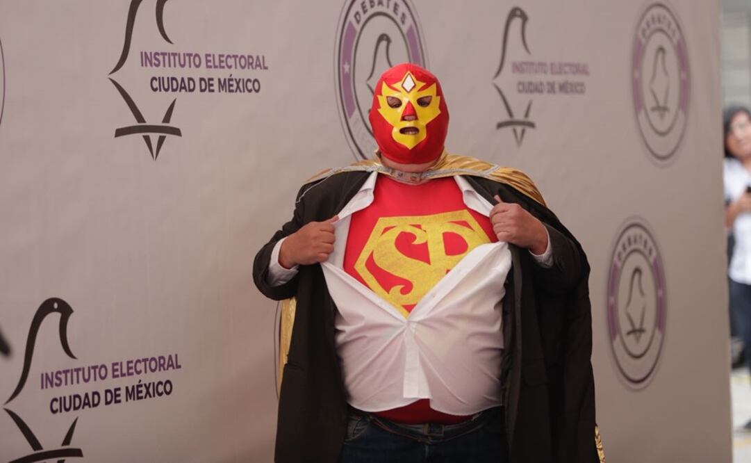 El candidato del Partido Humanista, Marco Rascón Córdova, llegó como el "Superbarrio"