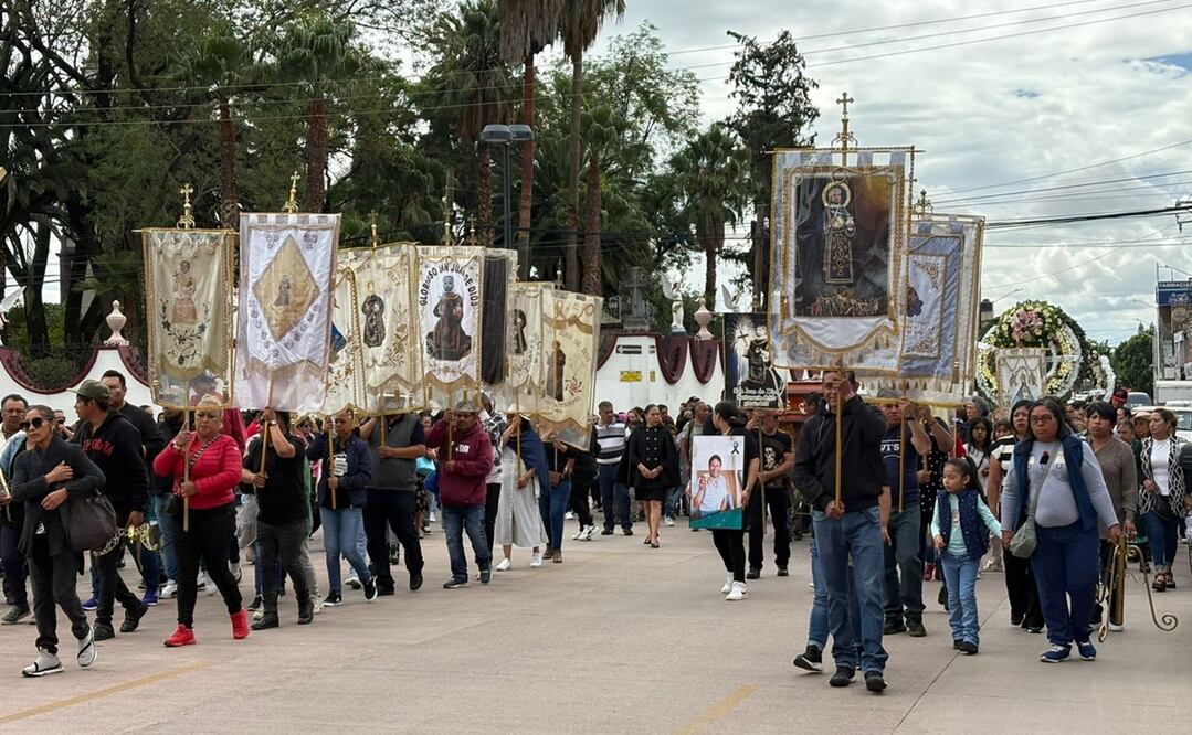 Entre aplausos, familiares y amigos de Alejandro Cortés Urban y Alejandra Cortés Reyes les dieron el último adiós. Foto: Arturo Contreras / EL UNIVERSAL Estado de México