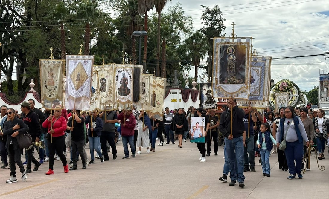 Entre aplausos, familiares y amigos de Alejandro Cortés Urban y Alejandra Cortés Reyes les dieron el último adiós. Foto: Arturo Contreras / EL UNIVERSAL Estado de México