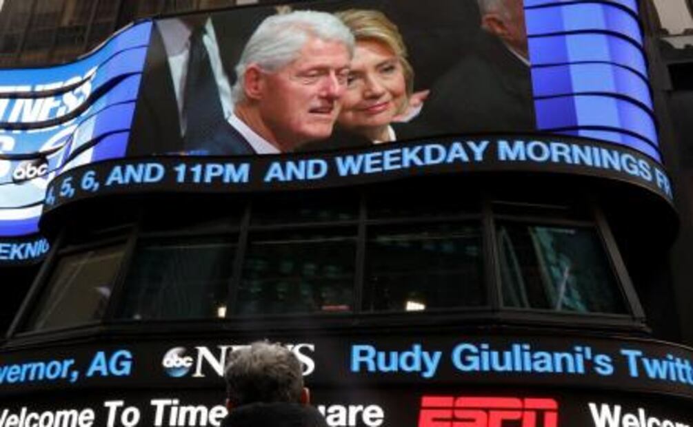 Donald Trump evita saludar a Hillary Clinton en funeral de Bush padre