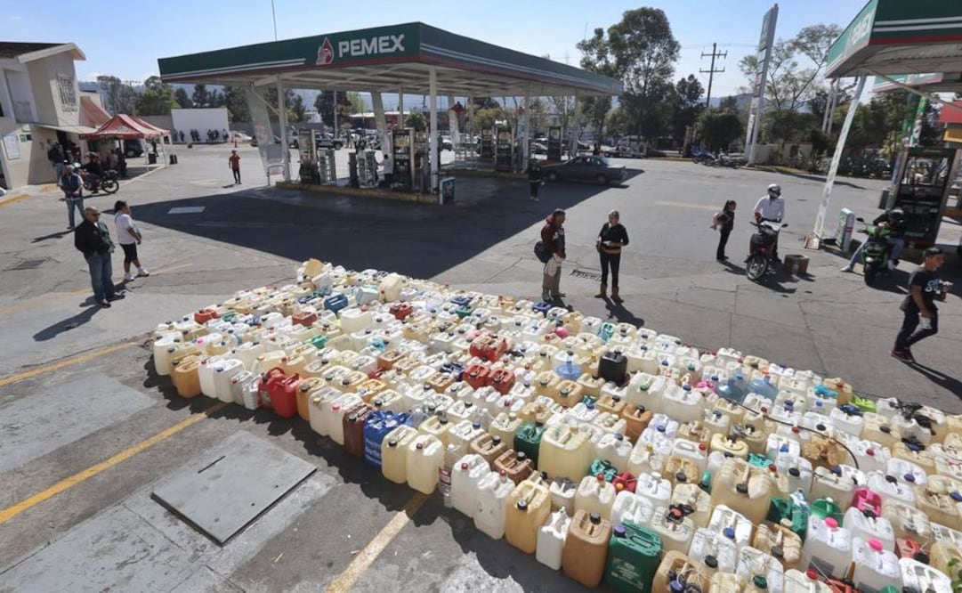 Cientos de bidones esperan una carga de gasolina hoy en una gasolinera de la ciudad de Morelia, en el estado de Michoacán . EFE/Ivan Villanueva