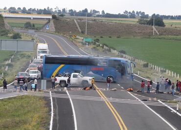 Bloquean carretera y queman patrullas por falta de agua en Puebla