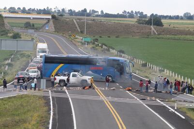 Bloquean carretera y queman patrullas por falta de agua en Puebla