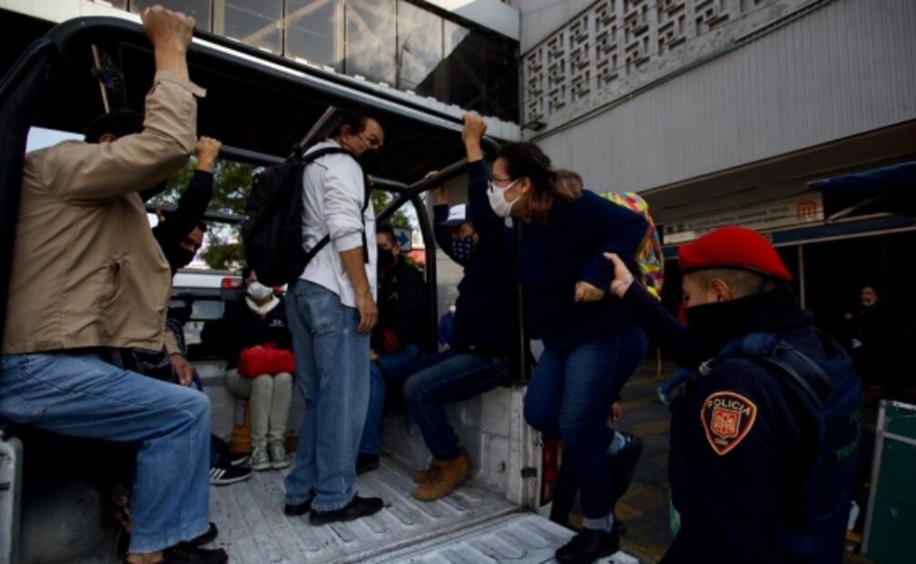 Entre desesperación y confusión, usuarios del Metro buscan transporte tras incendio