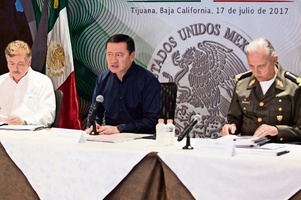 Miguel Ángel Osorio Chong (al centro), titular de la Segob, reiteró que seguirá el esfuerzo para combatir la delincuencia. (DIRCEU CASTILLO. EL UNIVERSAL)