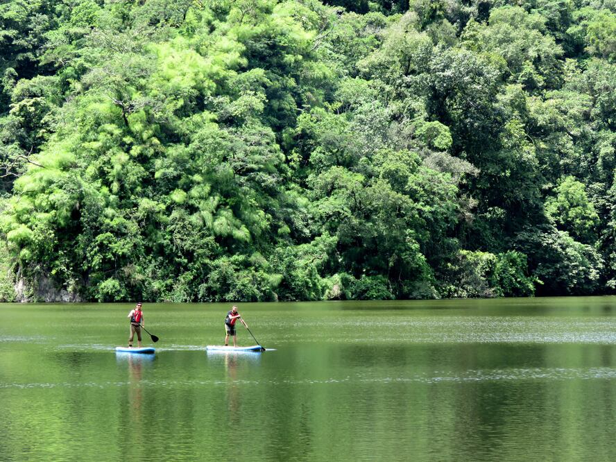 En Laguna La María puedes hacer explorar en kayak o en una tabla de surf. (Foto: Admire Mexico Tours)