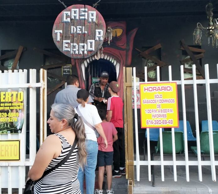 A la entrada de la Casa del Terror se observa un diablo, mientras en las ventanas se ven rostros terroríficos de monstruos del cine. Foto: Mario Trillo/ Cortesía.