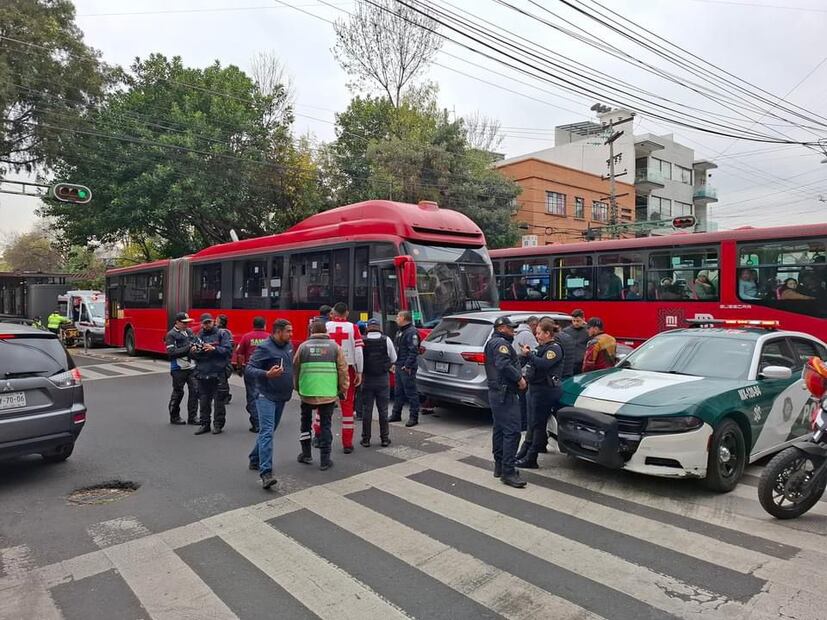 Accidente entre Metrobús y camioneta particular. Foto: Especial