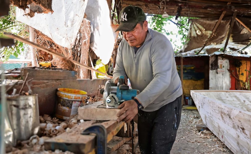 Alejandro del Monte ha dedicado toda su vida al oficio de la astillería y continúa trabajando en el taller que inició su padre. Foto: Fernanda Rojas