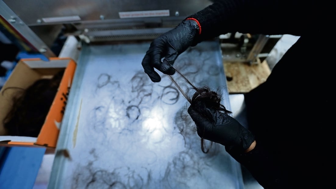 A través del uso del cabello, la empresa Matter of Trust limpia el agua en apoyo a comunidades y especies. Foto: PAOLA REYES/EL UNIVERSAL