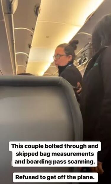 Retrasan vuelo por fuerte discusión, se vuelven virales