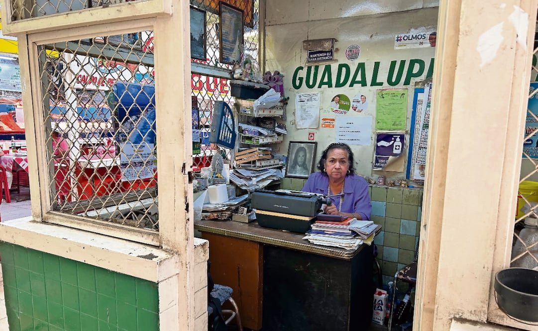 Los clientes principales de la escribiente son herreros, pintores o carpinteros, quienes le piden que redacte presupuestos para trabajos que van a realizar. Foto: Francisco Rodríguez / EL UNIVERSAL