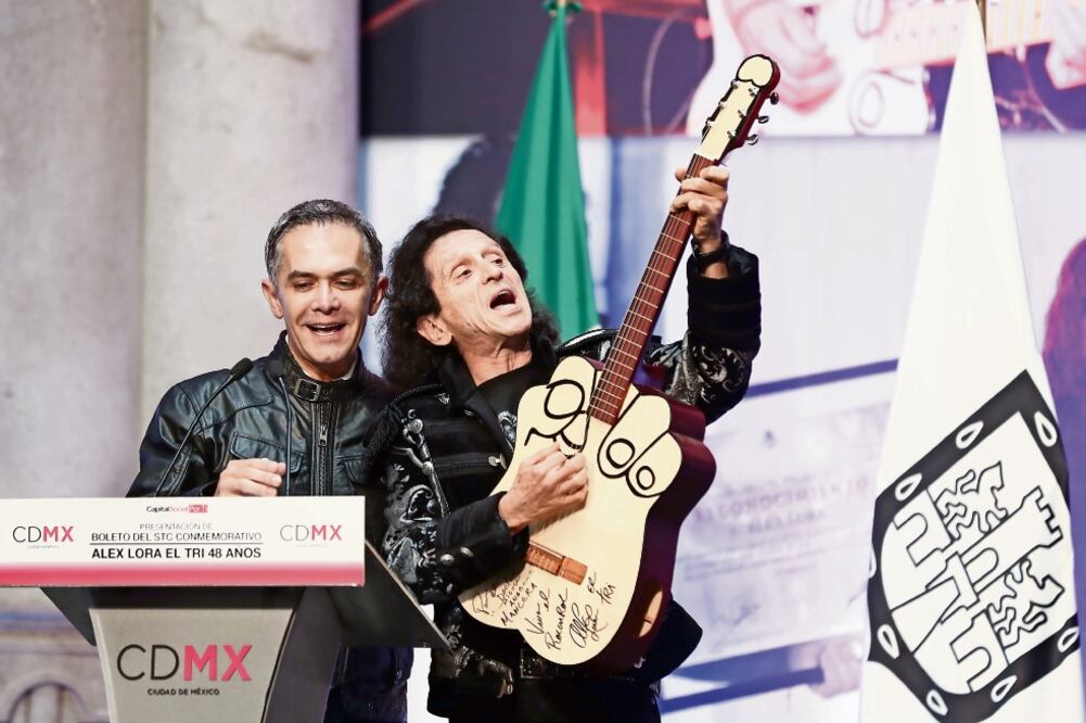“Las piedras rodando se encuentran, y tú y yo en el Metro nos habremos de encontrar ”, cantaron a coro Álex Lora y Miguel Ángel Mancera al celebrar los 48 años de El Tri (GOBIERNO DE LA CDMX)