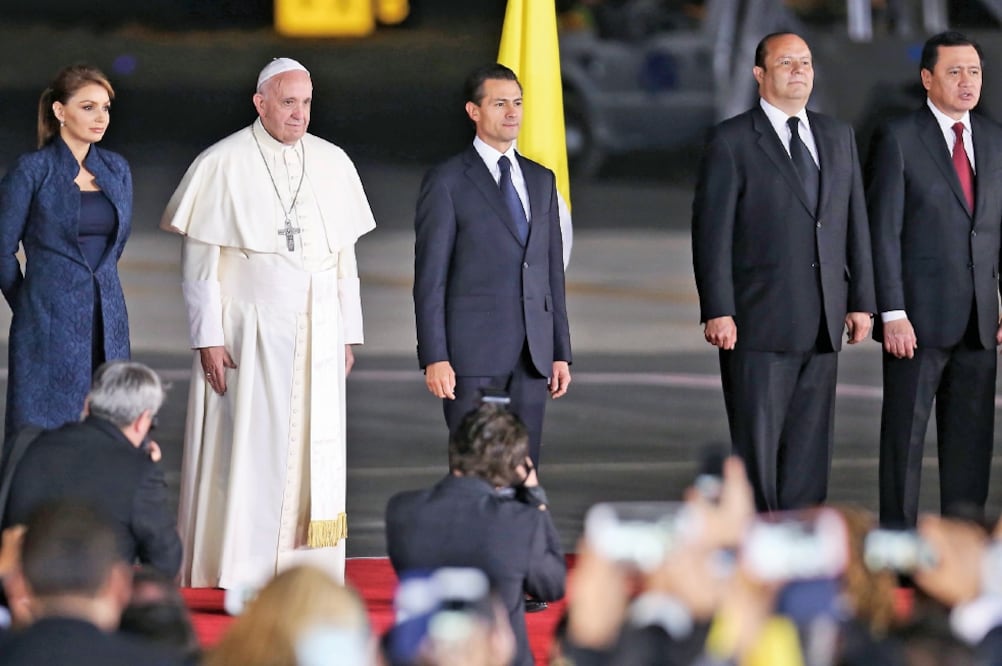 El presidente Enrique Peña Nieto, acompañado de su esposa, Angélica Rivera, e integrantes de su gabinete, despidió a Jorge Mario Bergoglio en el Aeropuerto Internacional 'Abraham González' (CRISTOPHER ROGEL. EL UNIVERSAL)