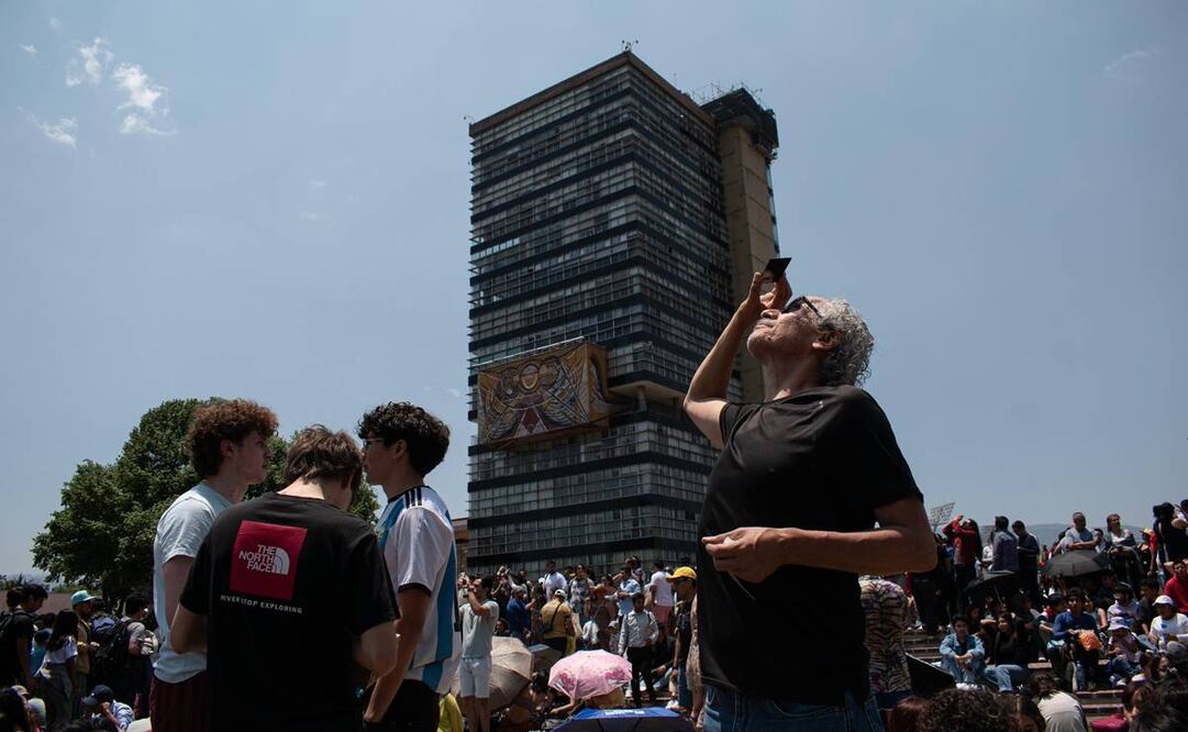 Personas se reúnen en CU para admirar el eclipse solar/ Abril. Angulo. EL UNIVERSAL