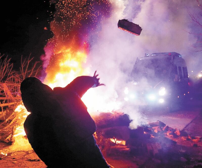 Manifestantes se enfrentan contras las autoridades en Novi Sanzhary, luego de que llegaran 70 ucranianos y extranjeros desalojados de China por el coronavirus, que fueron puestos en cuarentena. Foto: VALENTYN OGIRENKO. REUTERS
