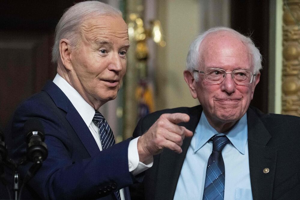 El presidente estadounidense Joe Biden mientras el senador Bernie Sanders, independiente de Vermont, observa durante un evento sobre la reducción de los costos de atención médica en la Casa Blanca en Washington. Foto: AFP