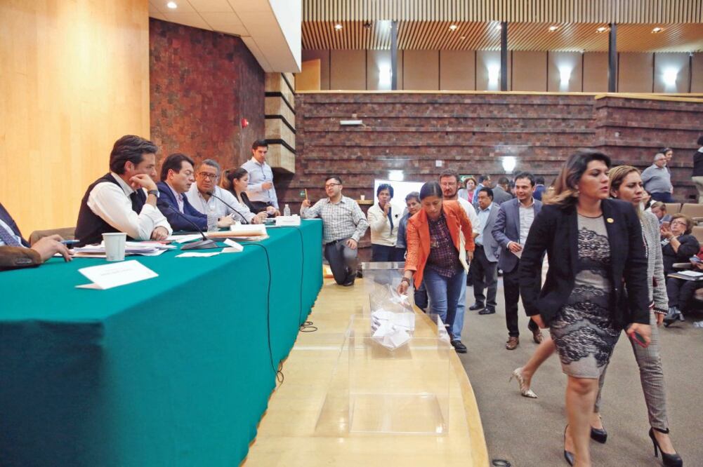 Diputados morenistas recurrieron al uso de una tómbola transparente para poder elegir a sus representantes en las 22 comisiones ordinarias que encabezan en la Cámara de Diputados. (ESPECIAL)