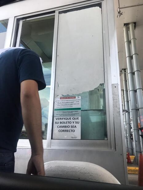 Jóvenes encapuchados toman caseta en Cuernavaca