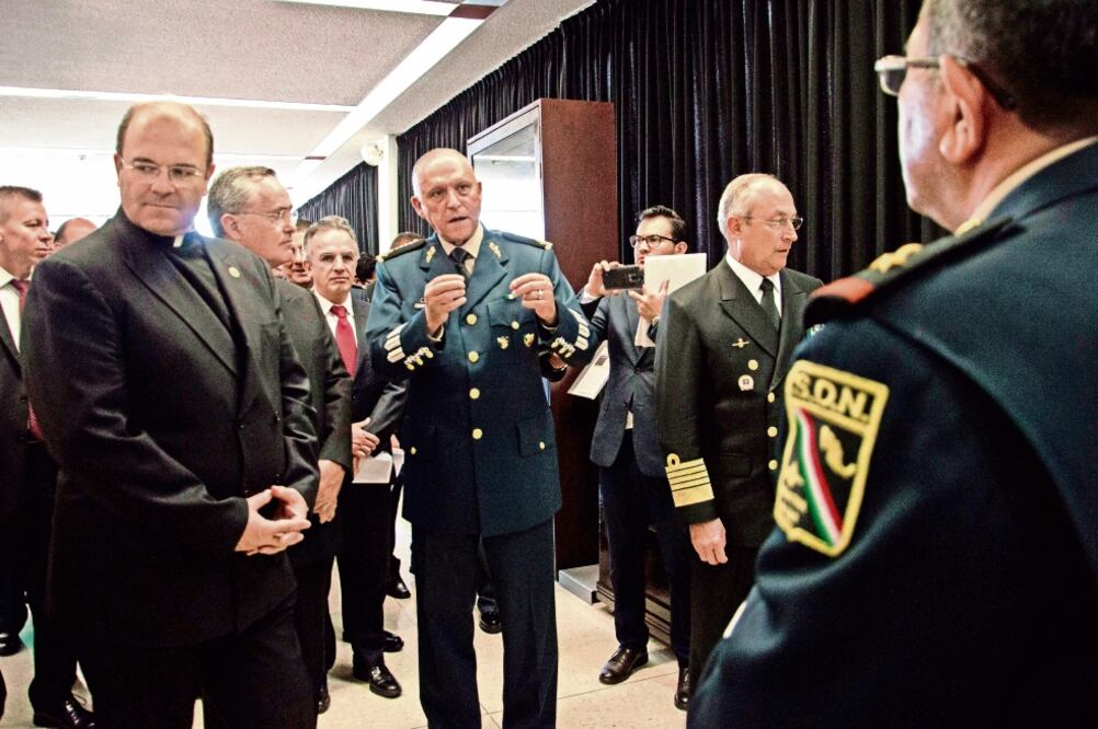 El titular de la Sedena, Salvador Cienfuegos (centro), participó en un seminario realizado en la Universidad Anáhuac. Estuvo acompañado por el rector Cipriano Sánchez (izq.) y el secretario de la Marina, Vidal Francisco Soberón Sanz (de r. )  (GALO CAÑAS)