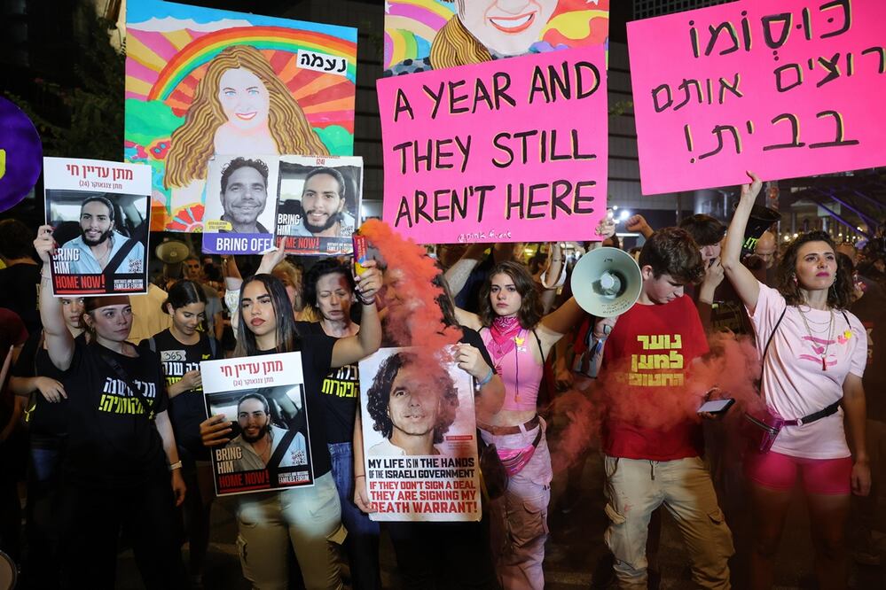 Manifestantes que piden un alto el fuego y la liberación de los rehenes israelíes retenidos por Hamas en Gaza, cerca de Kirya en Tel Aviv. Foto: EFE/Archivo