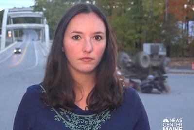 Reportera da la nota al grabar accidente vial en EU