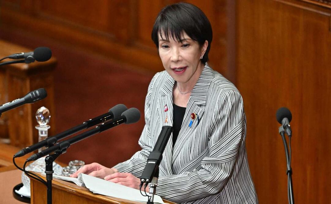 La primera ministra japonesa, Sanae Takaichi, responde a las preguntas de Yoshihiko Noda, líder del principal partido de la oposición, el Partido Democrático Constitucional de Japón (PDC), sobre su discurso político ante la Cámara de Representantes de la Dieta Nacional en Tokio el 4 de noviembre de 2025. Foto: AFP