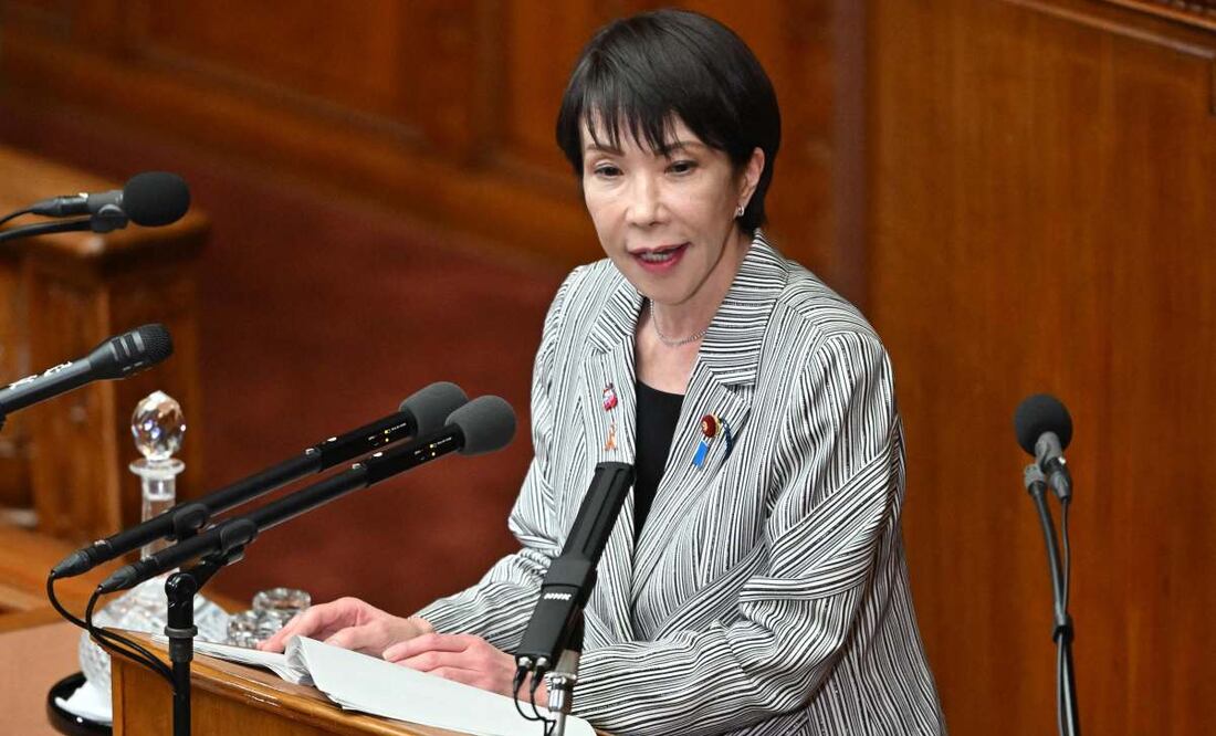La primera ministra japonesa, Sanae Takaichi, responde a las preguntas de Yoshihiko Noda, líder del principal partido de la oposición, el Partido Democrático Constitucional de Japón (PDC), sobre su discurso político ante la Cámara de Representantes de la Dieta Nacional en Tokio el 4 de noviembre de 2025. Foto: AFP