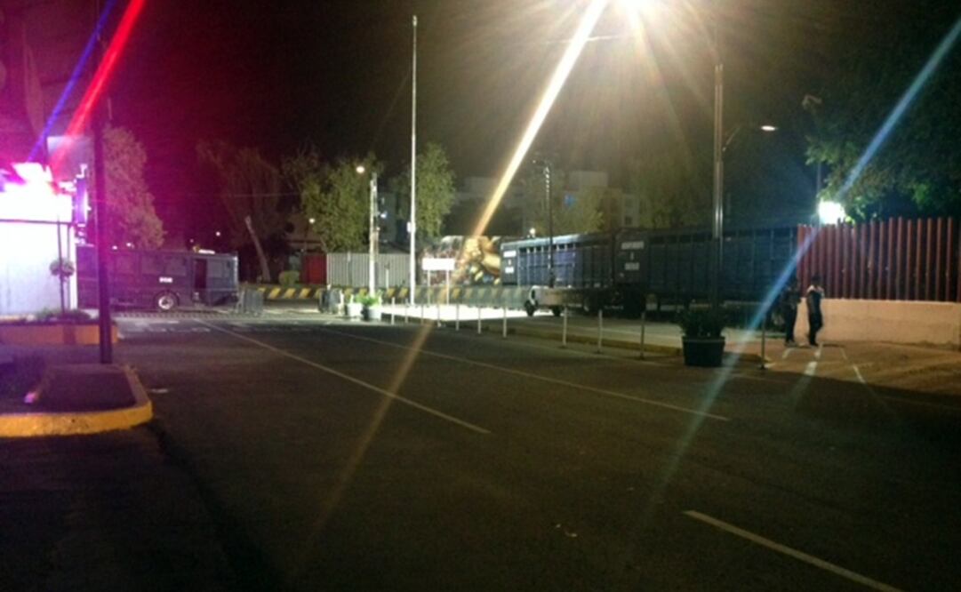 En un recorrido, se pudo constatar la instalación de vallas metálicas y de camiones de granaderos para impedir el paso de protestas. /Horacio Jiménez - EL UNIVERSAL