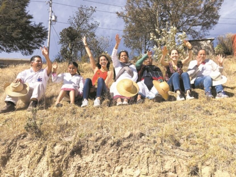 Orgullo mexicano. Crean cuna artesanal con técnica otomí