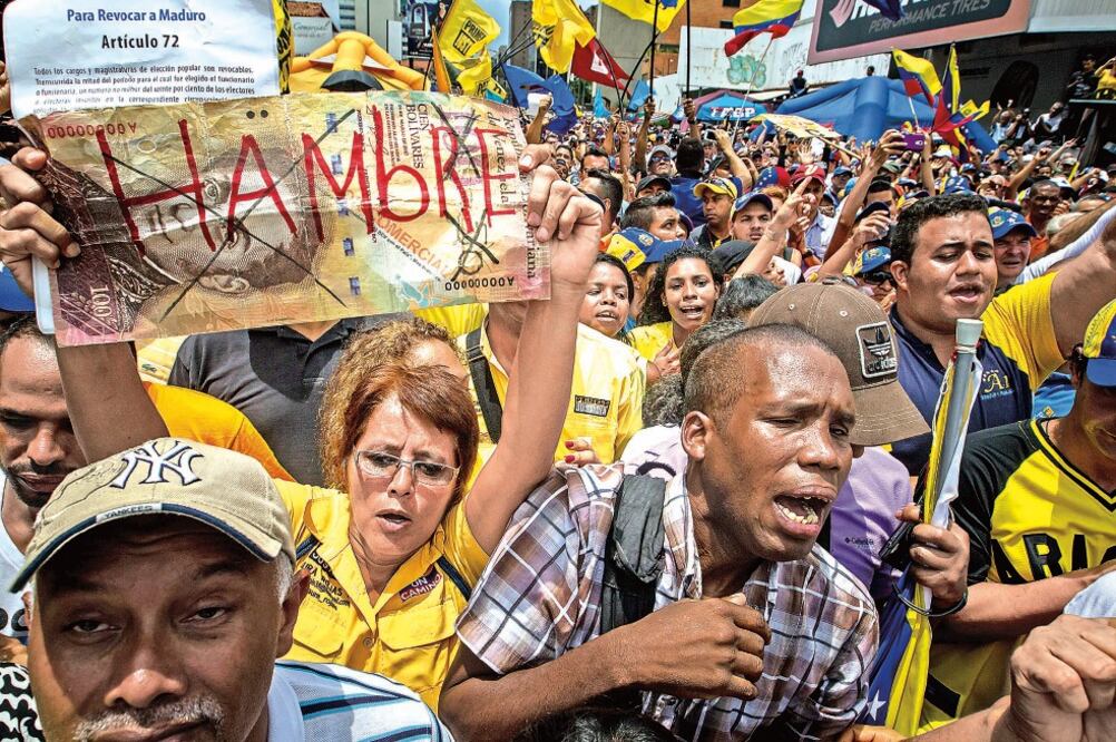 Una manifestante sostiene un letrero con la palabra: “H ambre”, durante la protesta de ayer en Caracas contra el gobierno. Los actos para rechazar la gestión de Maduro se repiten cada semana, en medio de la severa crisis del país (EL NACIONAL/GDA)