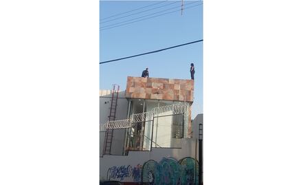 Policías evitan suicidio en azotea de Álvaro Obregón