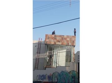 Policías evitan suicidio en azotea de Álvaro Obregón
