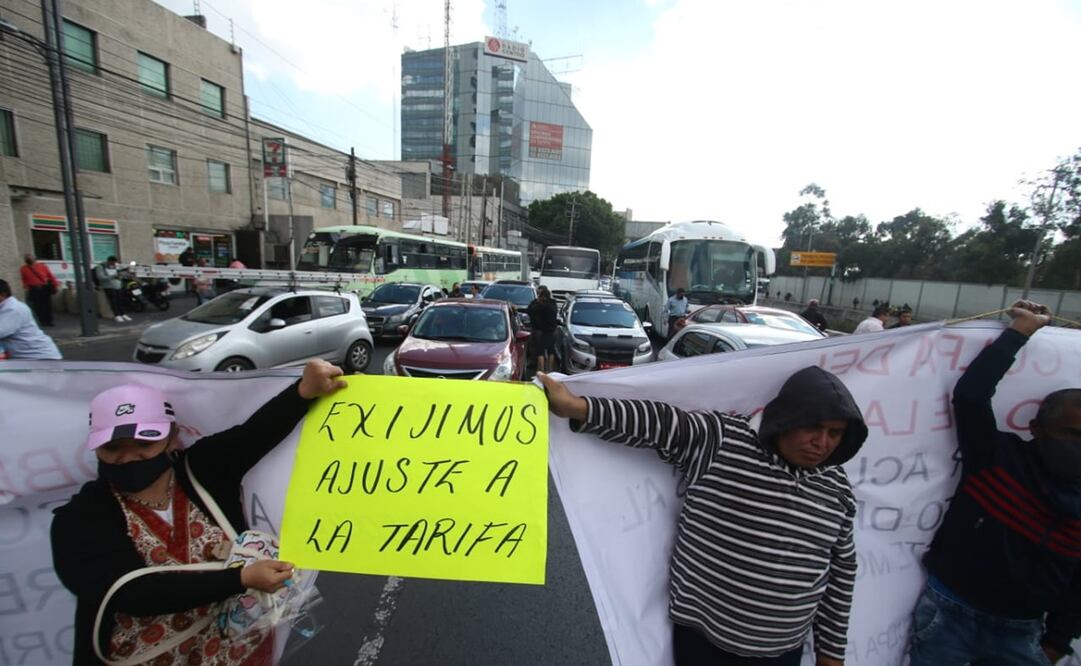 Policías buscan replegar bloqueos de transportistas. Foto: Carlos Mejía / EL UNIVERSAL