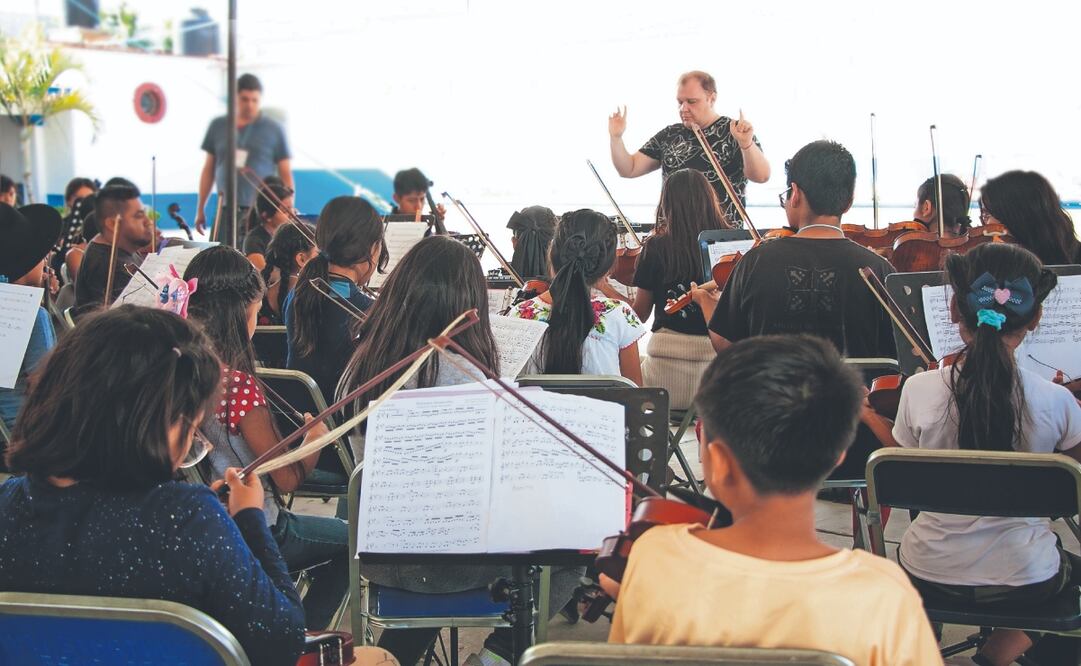 Un grupo de casi 100 infantes y adolescentes se reúnen, junto a instructores, para aprender, compartir y mejorar sus habilidades en distintos instrumentos de cuerda. Fotos: de Juana García