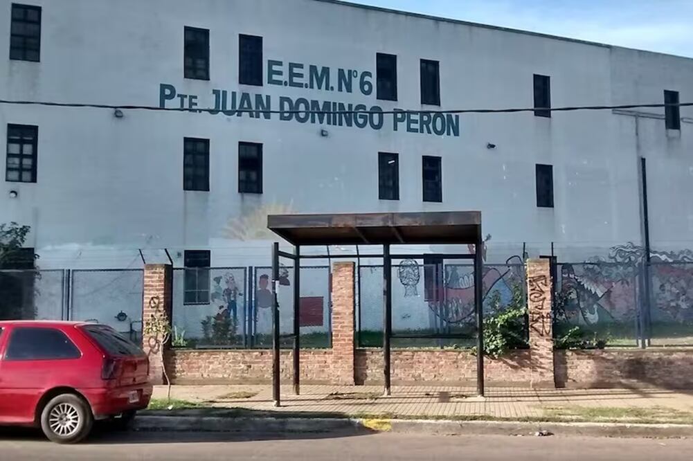 La escuela Juan Domingo Perón, en Argentina, a la que asisten los niños que atacaron a un compañero con un cuchillo. FOTO: GOOGLE MAPS