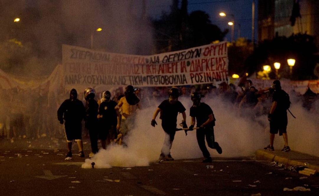 Se produjeron incidentes aislados cuando un grupo de anarquistas, que no pertenecía a la marcha, según la policía, lanzó bombas molotov a los agentes que respondieron con gases lacrimógenos Foto: AP