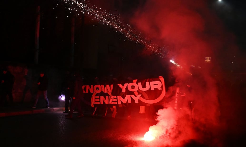 Manifestantes se enfrentan a la policía durante protesta contra Juegos Olímpicos de Invierno 2026 en Milán, Italia. Foto: AFP, Piero Cruciatti.