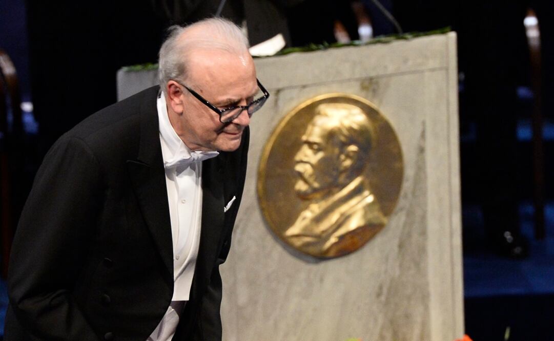 Foto de archivo del escritor Patrick Modiano recibiendo el Nobel de Literatura. Foto: AP / TT News Agency, Jonas Ekstromer