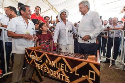 Artesano de Campeche le regala a AMLO una marimba