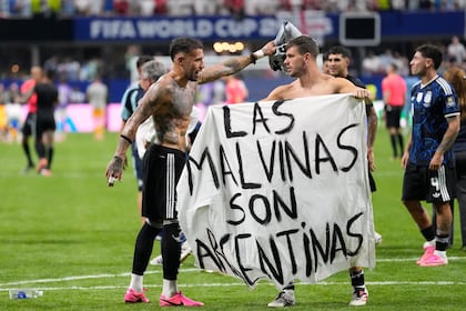 Mundial 2026: Argentina festeja el triunfo ante Inglaterra con una bandera de “Las Malvinas son argentinas”