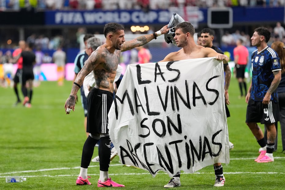 Selección de Argentina sostiene la bandera de "Las Malvinas Son Argentinas", tras derrotar a Inglaterra en la semifinal del Mundial de 2026 - Foto: AP