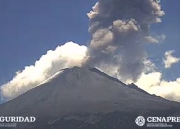 Popocatépetl registra emisión de material incandescente, vapor de agua y ceniza
