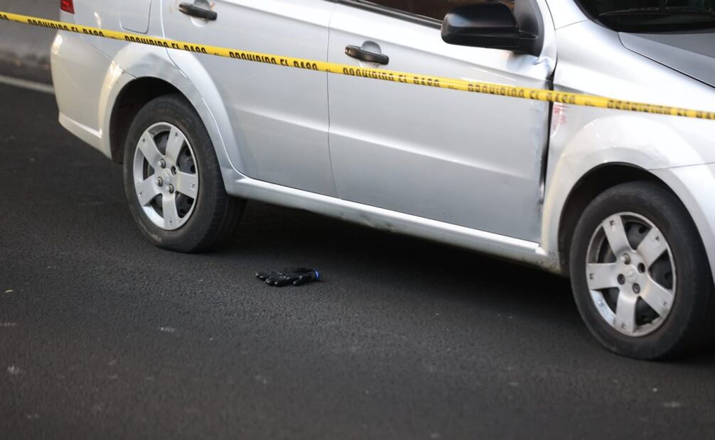 Elementos policiacos resguardan unidad donde planeaban escapar los delincuentes (28/12/2025). Foto: Francisco Rodríguez / EL UNIVERSAL