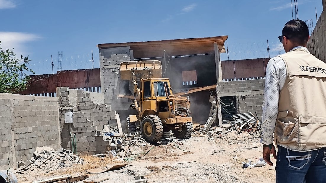 Autoridades advirtieron a Perla Mijares que tendrán que tirar parte de una barda, un cuarto que usan de bodega y otro en obra negra. Foto: Especial