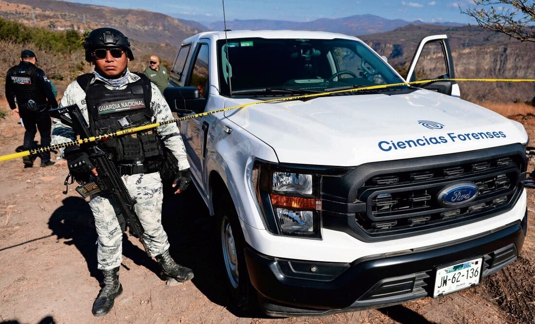 Agentes de la Guardia Nacional en un operativo de rastreo y recuperación de restos de personas desaparecidas en Zapopan, Jalisco. (04/02/2025) Foto: Ulises Ruiz | AFP