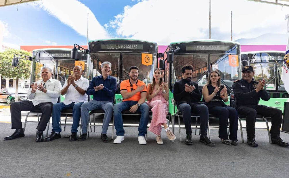 Entrega de 30 nuevos autobuses en Monterrey, Nuevo León, encabezada por el gobernador Samuel García. Foto: Especial